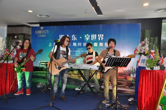 活动现场乐队表演